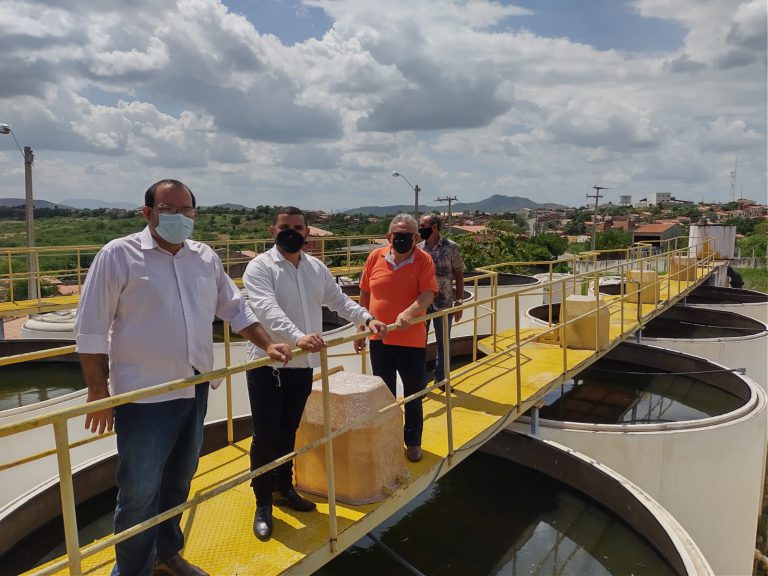 Presidente do CBH Curu visita adutora de Canindé